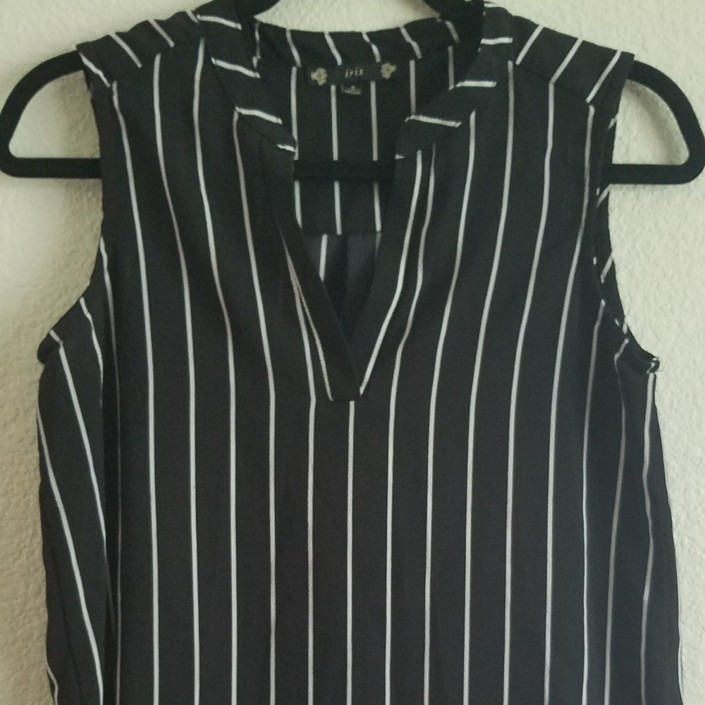 Black/white vertical stripe sleeveless blouse tank